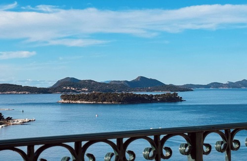 Gruz House | Spacious stone house in Dubrovnik, excellent sea views, terraces, balcony