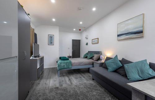 Riverside Apartment | Spacious Studio Apartment In Cardiff City Centre