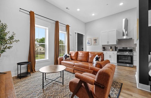 Talbot's Corner House | Spacious Studio for 4 w/Full Kitchen Near Nash DT