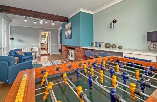 Tea Green House | SPACIOUS STYLISH HOME, Foosball Table, FREE PARKING, Driveway, Garden & LAUNDRY ROOM, 2 DOUBLE BEDROOMS & LED Media wall