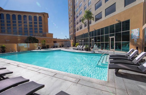 Anaheim Resort House | Spacious Suite Near Disneyland and Anaheim GardenWalk - Onsite Swimming Pool