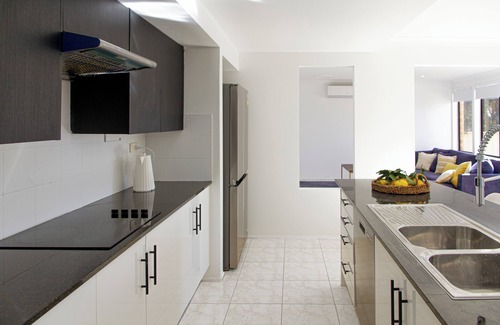 Prestons House | Spacious, Sunlit & Recently Renovated Family Home - 4BD & Hotel Quality Bedding