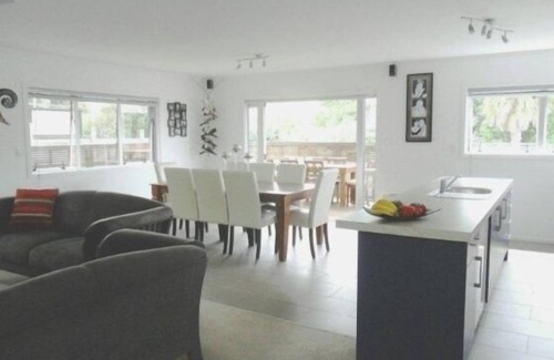 Whiritoa House | Spacious, sunny, modern bach.