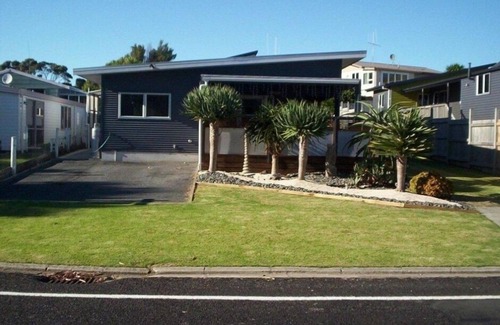 Whiritoa House | Spacious, sunny, modern bach.