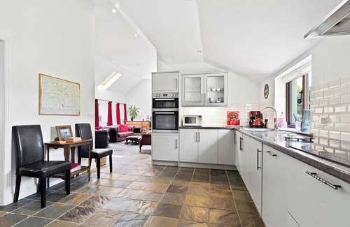 Newcastle Emlyn Cottage | Spacious Teifi Valley barn for holidays near the Cardigan coast.