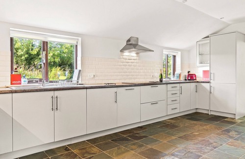 Newcastle Emlyn Cottage | Spacious Teifi Valley barn for holidays near the Cardigan coast.