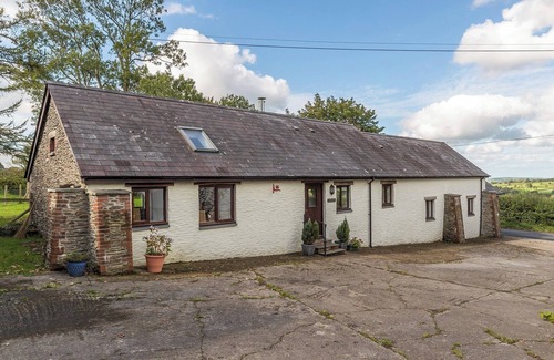 Newcastle Emlyn Cottage | Spacious Teifi Valley barn for holidays near the Cardigan coast.