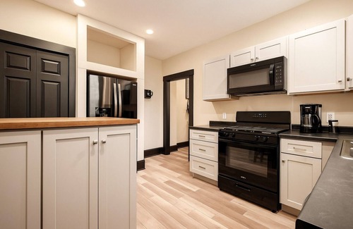 Livingston Park House | Spacious townhome near German Village 8 Beds