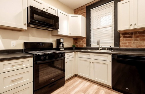 Livingston Park House | Spacious townhome near German Village 8 Beds