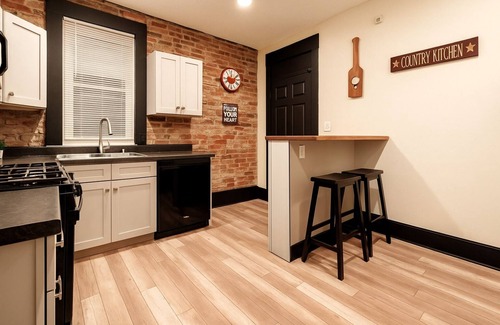 Livingston Park House | Spacious townhome near German Village 8 Beds