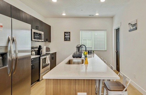 People's Freeway House | Spacious townhouse - Mins to Downtown SLC - Garage