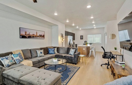 People's Freeway House | Spacious townhouse - Mins to Downtown SLC - Garage