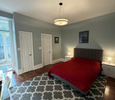 Cabbagetown South House | Spacious Townhouse close to Dundas Square!