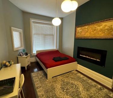 Cabbagetown South House | Spacious Townhouse close to Dundas Square!