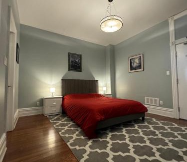Cabbagetown South House | Spacious Townhouse close to Dundas Square!