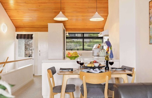 Fernhill House | SPACIOUS TOWNHOUSE INCREDIBLE ALPINE LAKE VIEWS