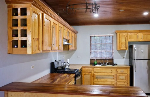 Gambier House | Spacious Tropical Getaway 🌴 - 3 mins from airport and beach
