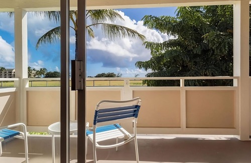 Wailua Apartment | Spacious Unit with Full Kitchen, Free Parking, Outdoor Swimming Pool!