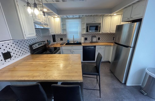 Eastside Apartment | Spacious university area home with a park side view, one mile away from SU.