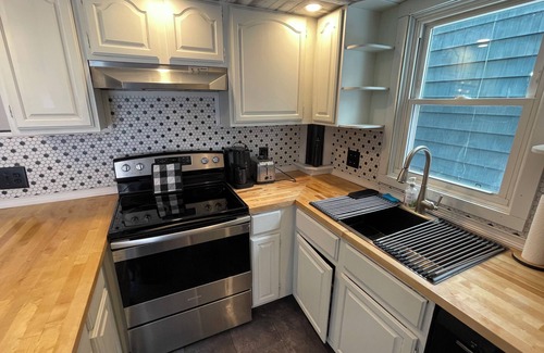 Eastside Apartment | Spacious university area home with a park side view, one mile away from SU.