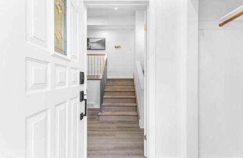 Pierrefonds-Roxboro House | Spacious Urban Cabin in West Montreal - 4BR