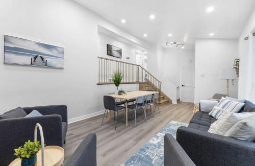 Pierrefonds-Roxboro House | Spacious Urban Cabin in West Montreal - 4BR