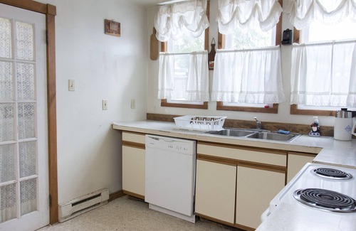 Tannersville House | Spacious Victorian on Quiet Village Street