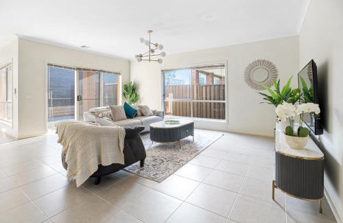 Point Cook Villa | Spacious Villa 7BRM 5-bathroom House Point Cook Double Storey