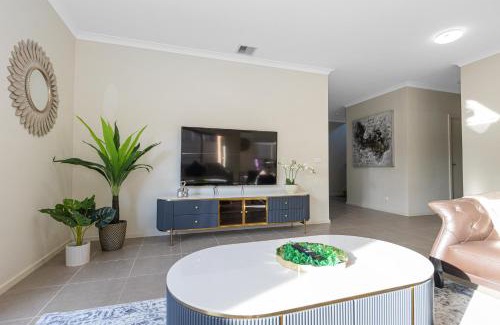 Point Cook Villa | Spacious Villa 7BRM 5-bathroom House Point Cook Double Storey