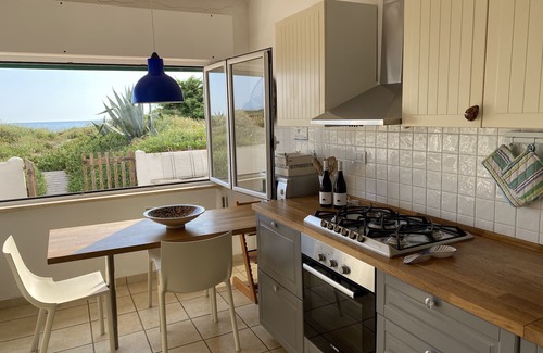Lido dei Pini Cottage | Spacious villa on the beach "pieds dans l'eau" a few kilometers from Rome