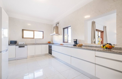 Montechoro Villa | Spacious villa w/heatable pool in Montechoro