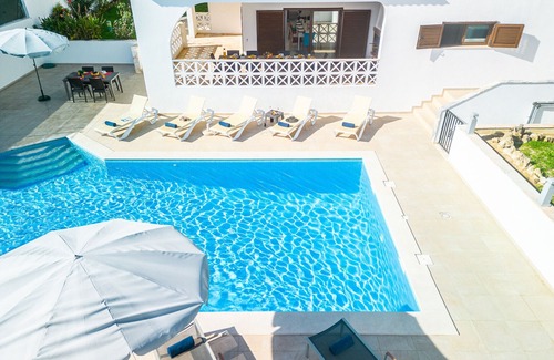 Montechoro Villa | Spacious villa w/heatable pool in Montechoro