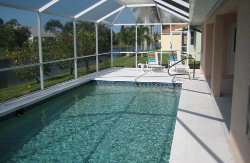 Crown Pointe House | Spacious villa with beheizb. Saltwater pool focused directly on the lake, south side