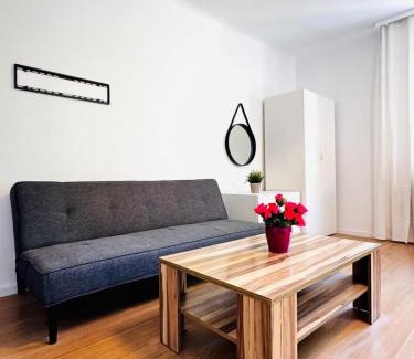 Floridsdorf Apartment | Spacious Villa with Garden near Danube For 16 Guests