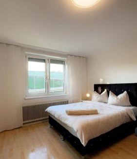 Floridsdorf Apartment | Spacious Villa with Garden near Danube For 16 Guests