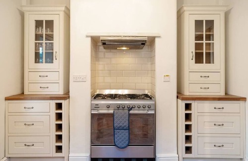 Cirencester House | Spacious w/Garden Heart of the town Wi-Fi Smart TV