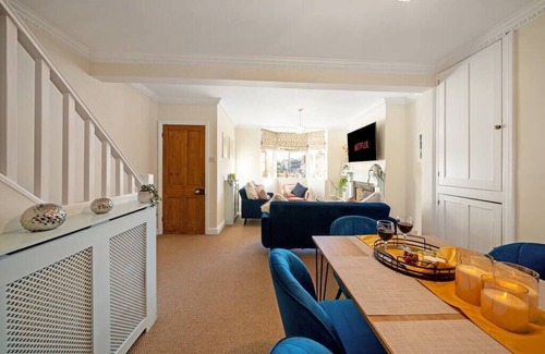 Cirencester House | Spacious w/Garden Heart of the town Wi-Fi Smart TV