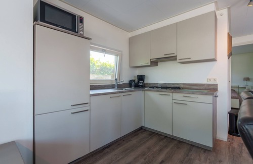 Kuinre Ski Chalet | Spacious waterfront chalet including a sloop