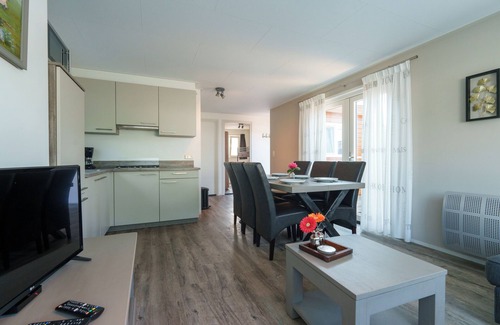 Kuinre Ski Chalet | Spacious waterfront chalet including a sloop