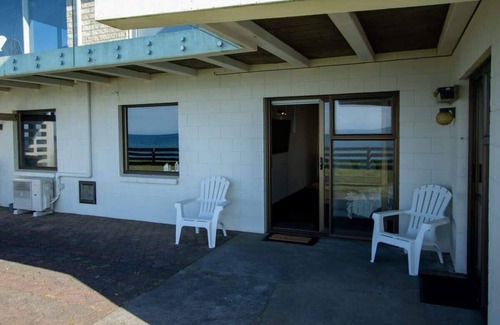Bell Block Apartment | Spacious Waterfront Apartment in New Plymouth