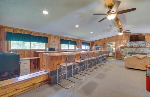 Winter House | Spacious Winter Retreat w/River Access + Kayaks!