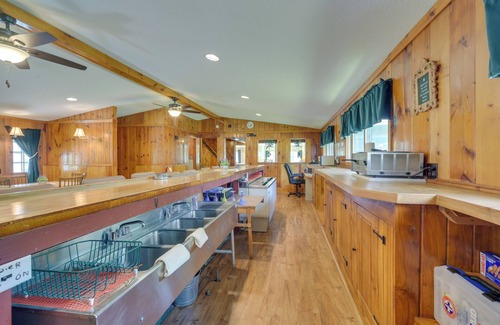 Winter House | Spacious Winter Retreat w/River Access + Kayaks!