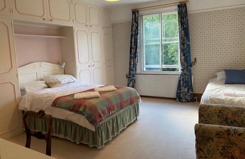 Farnham House | Spacious woodland retreat - Surrey Hills