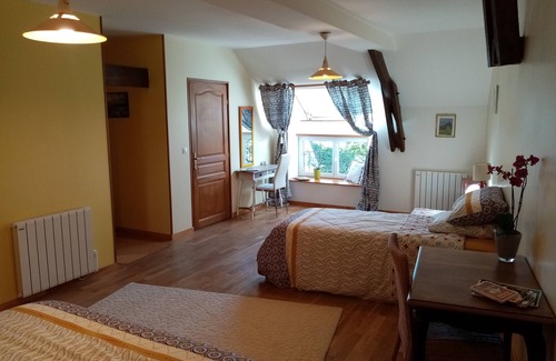 Gavray House | Spacious YELLOW room - Breakfast included