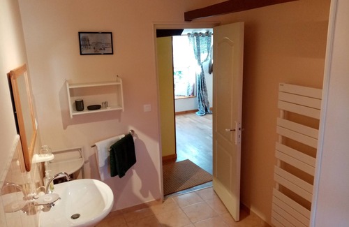 Gavray House | Spacious YELLOW room - Breakfast included