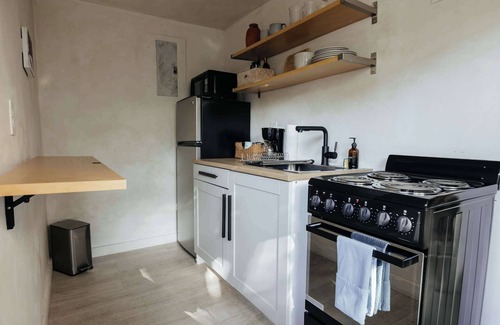 Croissant Park House | Spanish Tiny Home – Near Beach, Las Olas & Airport