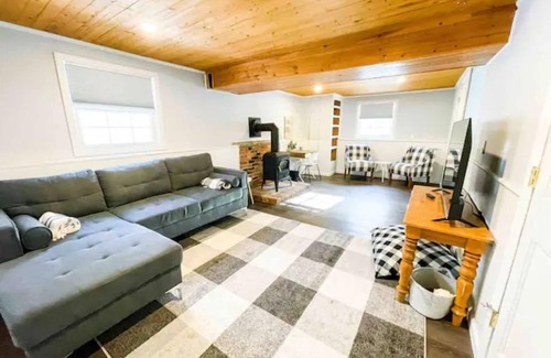 Geyser Crest House | Sparkling Clean Saratoga home near SPAC & Track Pets