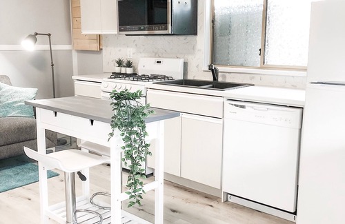 Maple Ridge House | Sparkling Modern Kitchenette Suite Close to Nature
