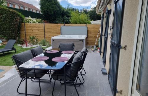 Jouy-le-Moutier House | Spassionnement pool
