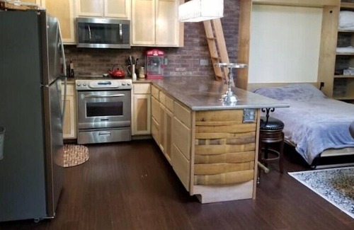 Friendly Apartment | Speakeasy Studio w Kitchen & Laundry in the Friendly Neighborhood